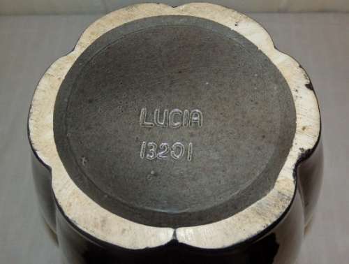 A STUNNING RARE VINTAGE ''LUCIA WARE'' LARGE BLACK SCALLOPED SHAPED VASE IN SUPERB CONDITION