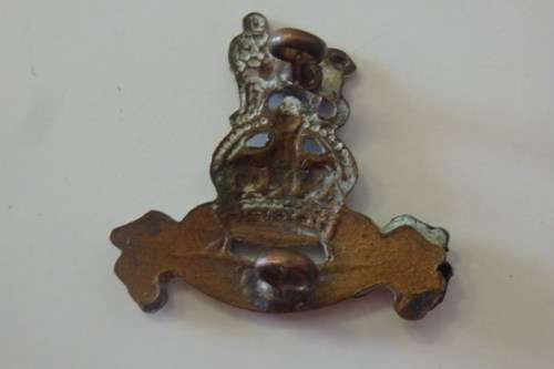 A SUPERB BRITISH BRASS ''COCKADE ROYAL ARMY PAY CORPS'' 'FIDE ET FIDUCIA' CAP BADGE