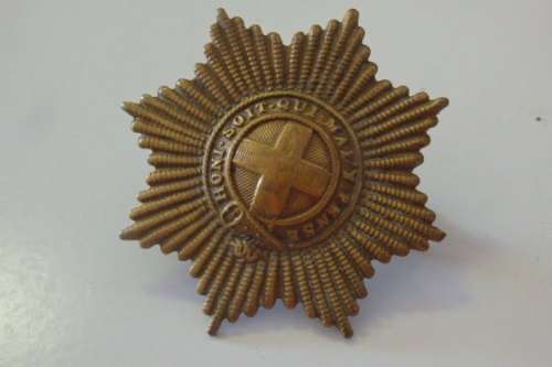 A STUNNING BRITISH (HONI SOIT MAL Y PENSE) COLDSTREAM GUARDS VALISE BRASS CAP BADGE