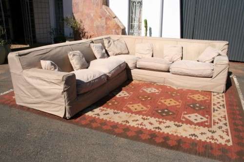 AN AWESOME LARGE (2.9m) CORICRAFT "SAND BEIGE" FABRIC CORNER LOUNGE SUITE WITH REMOVABLE COVERS