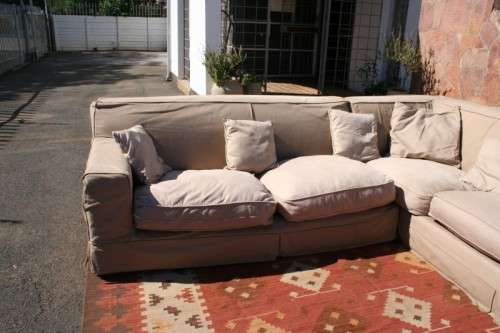 AN AWESOME LARGE (2.9m) CORICRAFT "SAND BEIGE" FABRIC CORNER LOUNGE SUITE WITH REMOVABLE COVERS