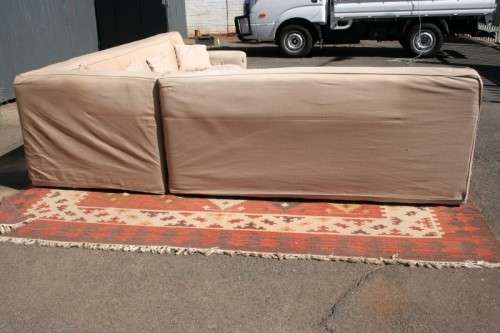 AN AWESOME LARGE (2.9m) CORICRAFT "SAND BEIGE" FABRIC CORNER LOUNGE SUITE WITH REMOVABLE COVERS
