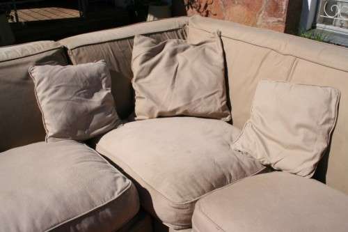 AN AWESOME LARGE (2.9m) CORICRAFT "SAND BEIGE" FABRIC CORNER LOUNGE SUITE WITH REMOVABLE COVERS