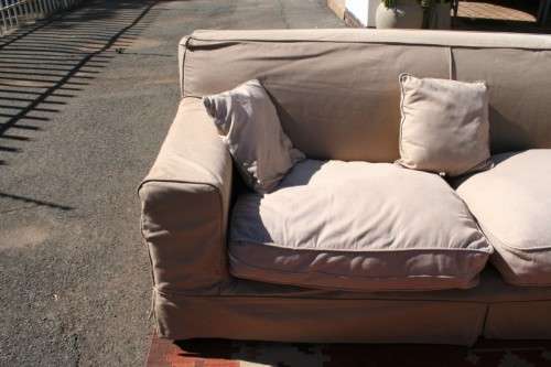 AN AWESOME LARGE (2.9m) CORICRAFT "SAND BEIGE" FABRIC CORNER LOUNGE SUITE WITH REMOVABLE COVERS