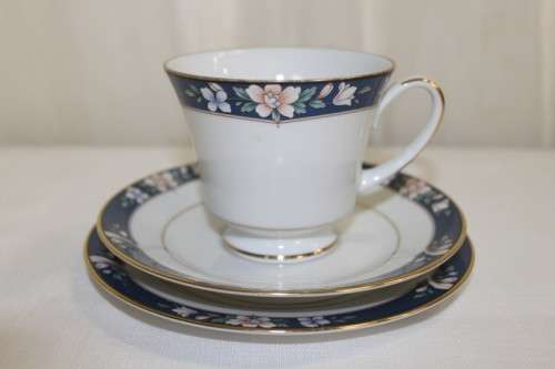A FANTASTIC SET OF 6x NORITAKE OF JAPAN BONE CHINA TRIO'S IN THE BEAUTIFUL PRESCOTT PATTERN bid/trio