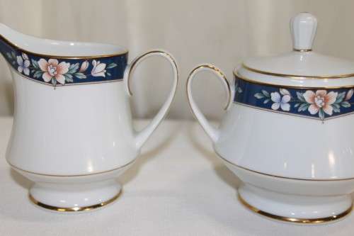 A SUPERB NORITAKE OF JAPAN BONE CHINA TEAPOT, MILK JUG & SUGAR BOWL IN THE AWESOME PRESCOTT PATTERN