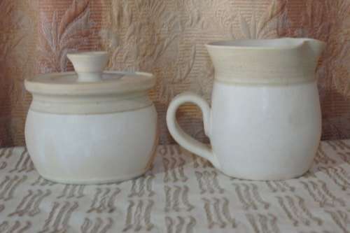 A FABULOUS STONEWARE MILK JUG AND LIDDED SUGAR BOWL SET WITH STUNNING HAND PAINTED DETAILING