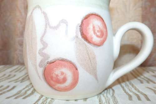 A FABULOUS STONEWARE MILK JUG AND LIDDED SUGAR BOWL SET WITH STUNNING HAND PAINTED DETAILING