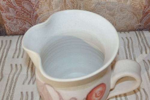 A FABULOUS STONEWARE MILK JUG AND LIDDED SUGAR BOWL SET WITH STUNNING HAND PAINTED DETAILING