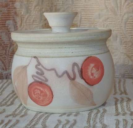 A FABULOUS STONEWARE MILK JUG AND LIDDED SUGAR BOWL SET WITH STUNNING HAND PAINTED DETAILING