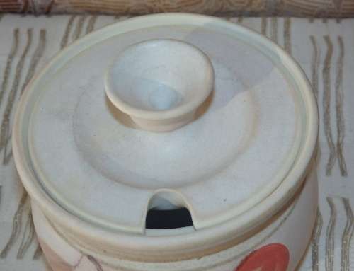 A FABULOUS STONEWARE MILK JUG AND LIDDED SUGAR BOWL SET WITH STUNNING HAND PAINTED DETAILING
