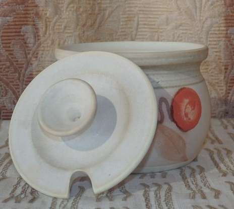 A FABULOUS STONEWARE MILK JUG AND LIDDED SUGAR BOWL SET WITH STUNNING HAND PAINTED DETAILING
