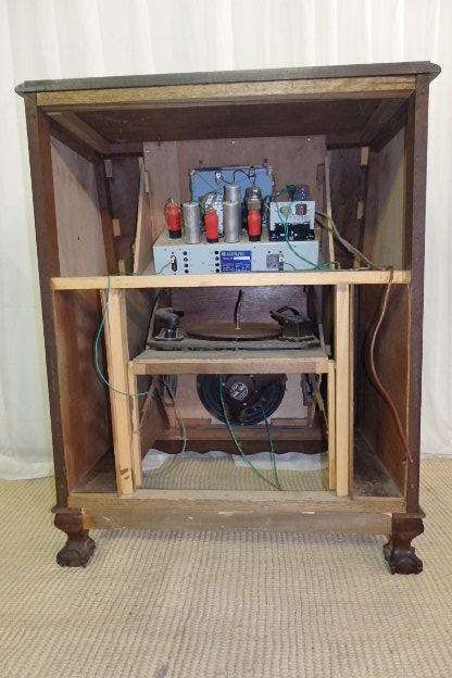 AN EXQUISITE VINTAGE SOLID IMBUIA BALL & CLAW RADIOGRAM CABINET!! FABULOUS ON DISPLAY!!