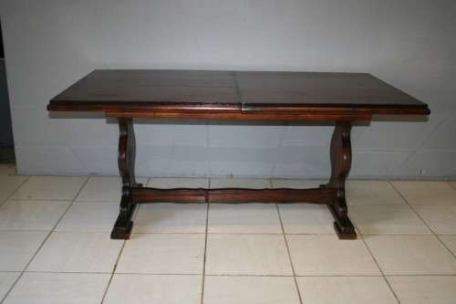 A STUNNING LARGE 6 TO 8 SEATER IMBUIA EXTENDABLE DINING ROOM TABLE WITH STURDY TABLE LEGS