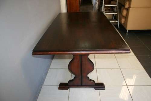 A STUNNING LARGE 6 TO 8 SEATER IMBUIA EXTENDABLE DINING ROOM TABLE WITH STURDY TABLE LEGS