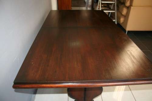 A STUNNING LARGE 6 TO 8 SEATER IMBUIA EXTENDABLE DINING ROOM TABLE WITH STURDY TABLE LEGS