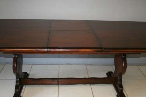 A STUNNING LARGE 6 TO 8 SEATER IMBUIA EXTENDABLE DINING ROOM TABLE WITH STURDY TABLE LEGS