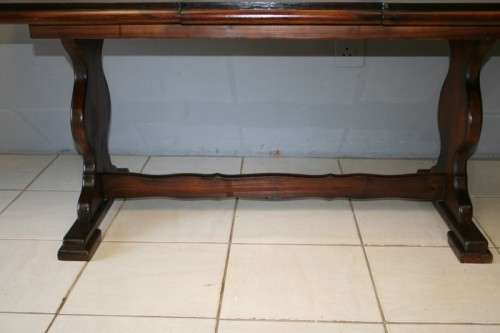 A STUNNING LARGE 6 TO 8 SEATER IMBUIA EXTENDABLE DINING ROOM TABLE WITH STURDY TABLE LEGS