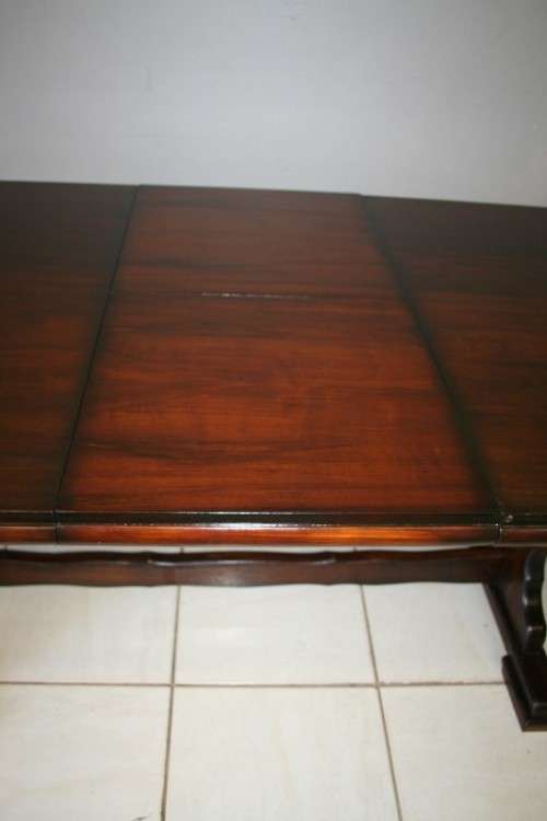 A STUNNING LARGE 6 TO 8 SEATER IMBUIA EXTENDABLE DINING ROOM TABLE WITH STURDY TABLE LEGS