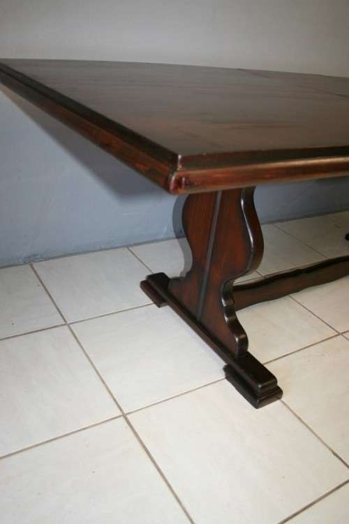 A STUNNING LARGE 6 TO 8 SEATER IMBUIA EXTENDABLE DINING ROOM TABLE WITH STURDY TABLE LEGS