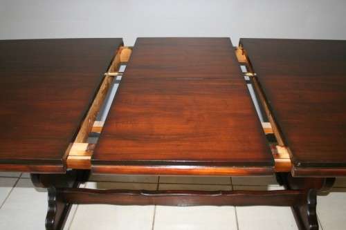 A STUNNING LARGE 6 TO 8 SEATER IMBUIA EXTENDABLE DINING ROOM TABLE WITH STURDY TABLE LEGS