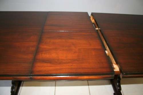 A STUNNING LARGE 6 TO 8 SEATER IMBUIA EXTENDABLE DINING ROOM TABLE WITH STURDY TABLE LEGS
