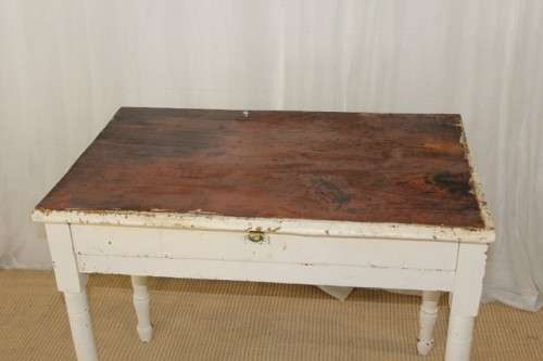 A BEAUTIFUL ANTIQUE SOLID OAK KITCHEN TABLE WITH INCREDIBLE CHARM AND CHARACTER