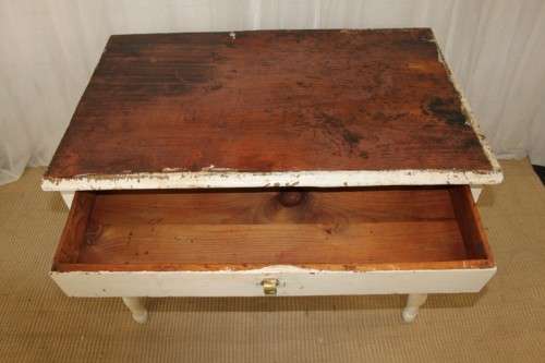 A BEAUTIFUL ANTIQUE SOLID OAK KITCHEN TABLE WITH INCREDIBLE CHARM AND CHARACTER
