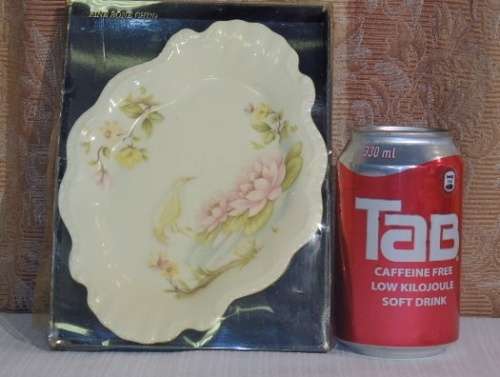 AN EXQUISITE VINTAGE "CASUARINA HERON" FINE BONE CHINA GILT EDGES PLATE IN ITS ORIGINAL BOX