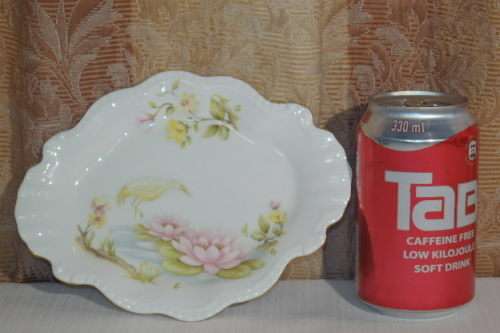 AN EXQUISITE VINTAGE "CASUARINA HERON" FINE BONE CHINA GILT EDGES PLATE IN ITS ORIGINAL BOX