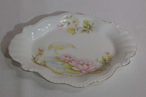 AN EXQUISITE VINTAGE "CASUARINA HERON" FINE BONE CHINA GILT EDGES PLATE IN ITS ORIGINAL BOX