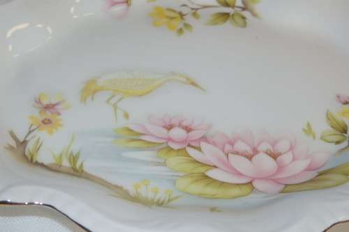 AN EXQUISITE VINTAGE "CASUARINA HERON" FINE BONE CHINA GILT EDGES PLATE IN ITS ORIGINAL BOX