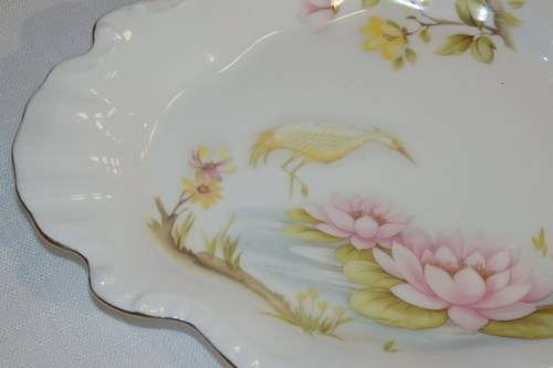 AN EXQUISITE VINTAGE "CASUARINA HERON" FINE BONE CHINA GILT EDGES PLATE IN ITS ORIGINAL BOX