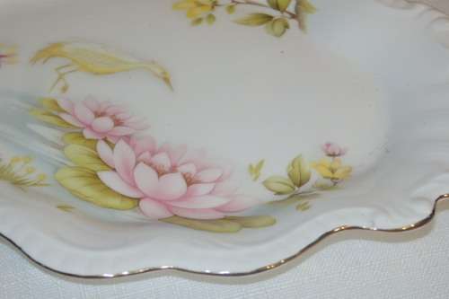 AN EXQUISITE VINTAGE "CASUARINA HERON" FINE BONE CHINA GILT EDGES PLATE IN ITS ORIGINAL BOX