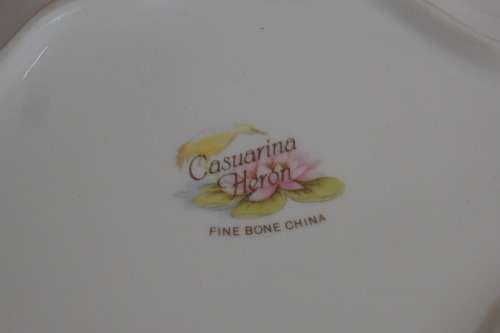 AN EXQUISITE VINTAGE "CASUARINA HERON" FINE BONE CHINA GILT EDGES PLATE IN ITS ORIGINAL BOX