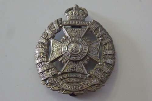 A SUPERB RARE BRITISH WWI RIFLE BRIGADE "PRINCE CONSORT'S OWN" CAP BADGE