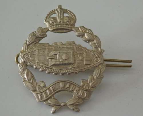 A STUNNING WWI BRITISH 'ROYAL TANK REGIMENT' ''FEAR NAUGHT'' CAP BADGE WITH KINGS CROWN