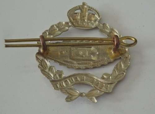 A STUNNING WWI BRITISH 'ROYAL TANK REGIMENT' ''FEAR NAUGHT'' CAP BADGE WITH KINGS CROWN