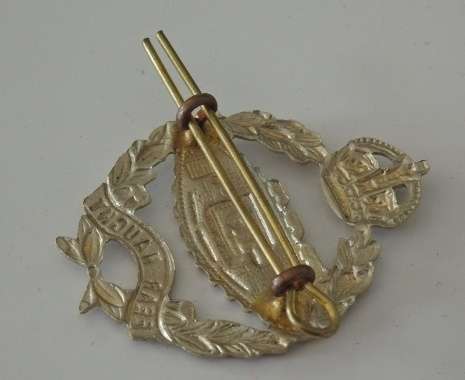 A STUNNING WWI BRITISH 'ROYAL TANK REGIMENT' ''FEAR NAUGHT'' CAP BADGE WITH KINGS CROWN