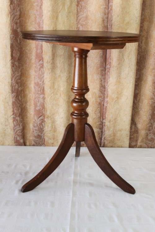 AN AWESOME AND VERY ELEGANT VINTAGE SOLID IMBUIA TRI-LEG OCCASIONAL/ COFFEE TABLE