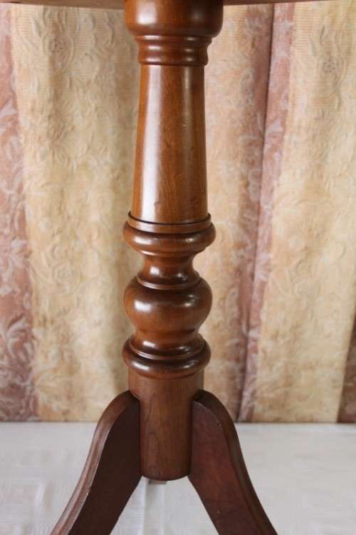 AN AWESOME AND VERY ELEGANT VINTAGE SOLID IMBUIA TRI-LEG OCCASIONAL/ COFFEE TABLE