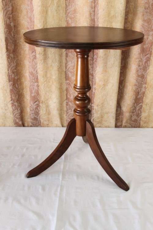 AN AWESOME AND VERY ELEGANT VINTAGE SOLID IMBUIA TRI-LEG OCCASIONAL/ COFFEE TABLE