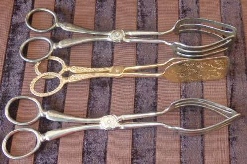 A GORGEOUS COLLECTION OF 3x VINTAGE PASTRY SERVERS INCL SILVER & GOLD PLATED TONGS bid/tong