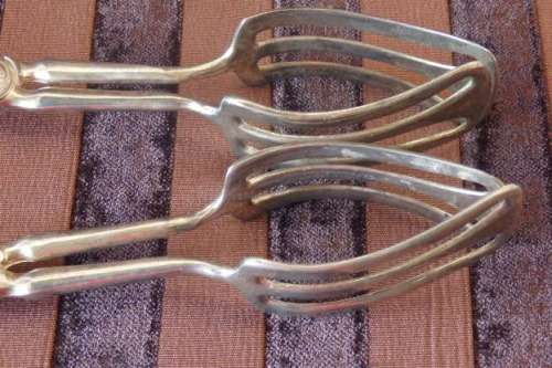 A GORGEOUS COLLECTION OF 3x VINTAGE PASTRY SERVERS INCL SILVER & GOLD PLATED TONGS bid/tong