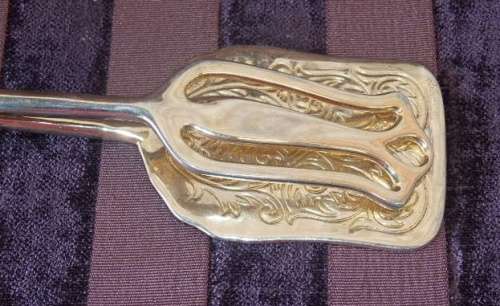 A GORGEOUS COLLECTION OF 3x VINTAGE PASTRY SERVERS INCL SILVER & GOLD PLATED TONGS bid/tong