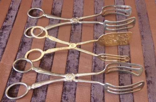 A GORGEOUS COLLECTION OF 3x VINTAGE PASTRY SERVERS INCL SILVER & GOLD PLATED TONGS bid/tong