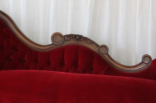A SPECTACULAR ANTIQUE CARVED WALNUT "BAROQUE" CHAISE LONGUE IN MAGNIFICENT CONDITION! WOW!