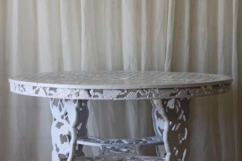 A TOP QUALITY ROUND CAST ALUMINIUM ALL WEATHER OUTDOOR PATIO TABLE. SUPERB QUALITY!!!