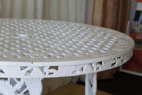 A TOP QUALITY ROUND CAST ALUMINIUM ALL WEATHER OUTDOOR PATIO TABLE. SUPERB QUALITY!!!