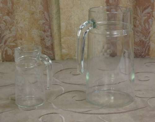 A STUNNING 1.5L CUT GLASS WATER/ JUICE JUG WITH MATCHING MILK JUG IN AWESOME CONDITION